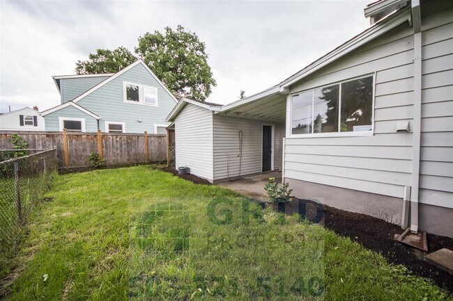 Building Photo - Charming Two Bedroom, One Bathroom Located...