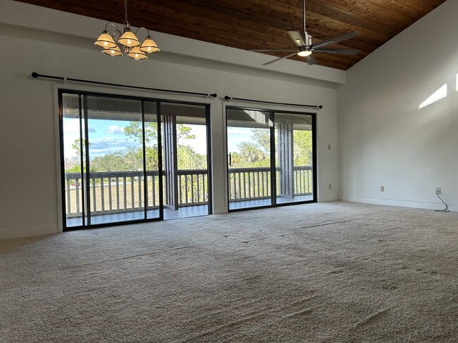 Living room/dining room with vaulted ceiling - 3048 Camelot Dr