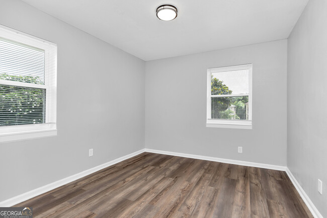Building Photo - 108 3rd St