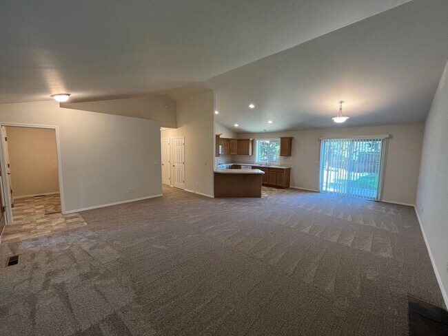 Building Photo - 3 Bed/2 Bath Single Family Home in SE Bend...