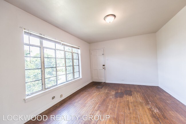 Building Photo - 109 W Oakview Pl