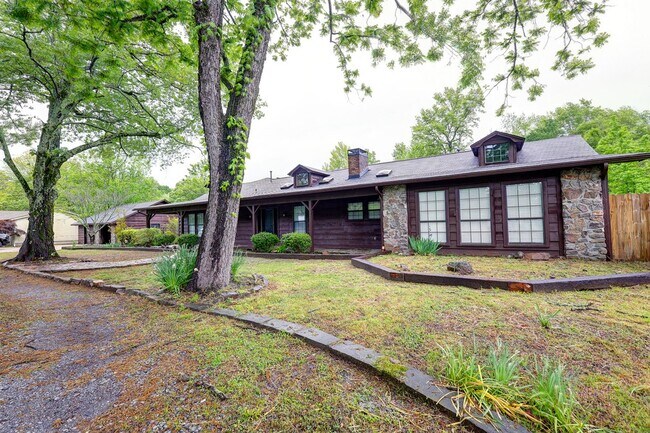 Building Photo - 3 bed 3 bath single family house