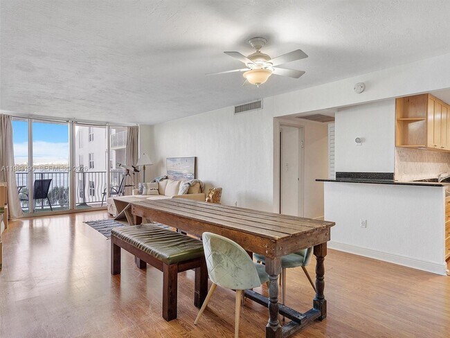 Foto del edificio - 10350 W Bay Harbor Dr