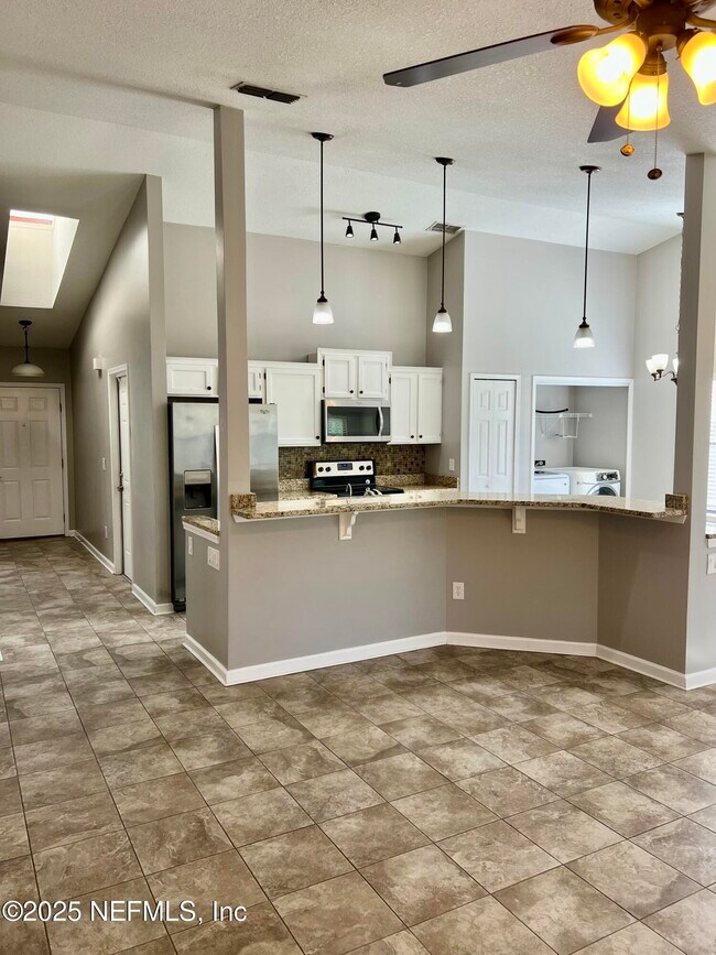 Foto del edificio - 7820 Collins Ridge Blvd E