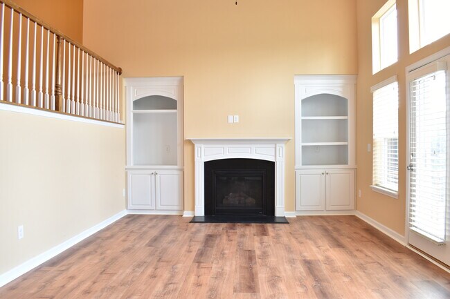 Family Room - 892 Queen City Cres