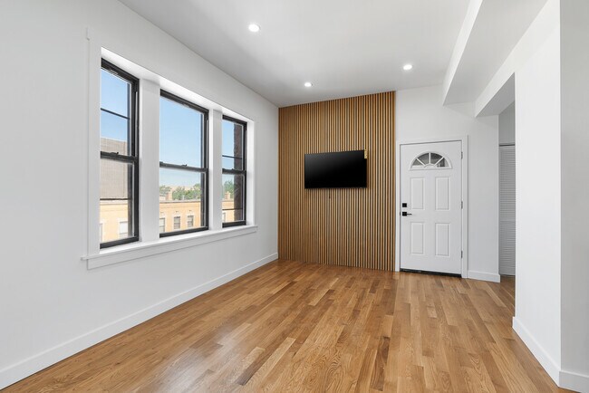 Foto del edificio - 3025 W Irving Park Rd