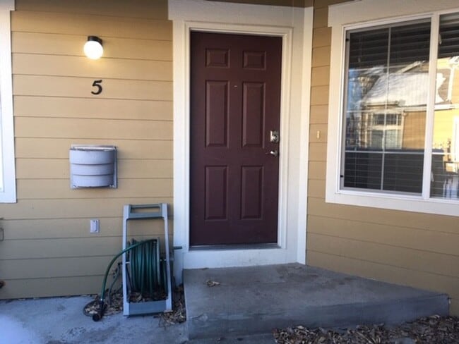 Building Photo - Beautiful 3 Bed/4 Bath Townhome in Longmon...