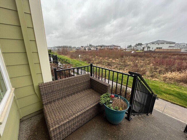 Building Photo - Spacious 3 bed/2.5 Bath Townhome in Hillsb...