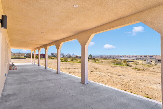 Foto del edificio - 24548 Ledbury Rd