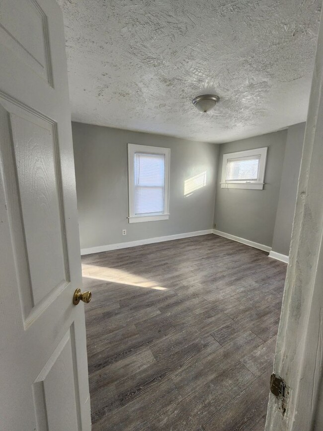 Building Photo - WESTSIDE 2 BEDROOM DUPLEX on Harding and 2...