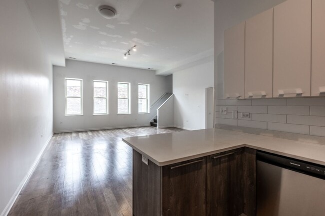 Foto del edificio - Spacious 3 Bed 2 Bath Duplex Up, In unit W/D in Humboldt Park!