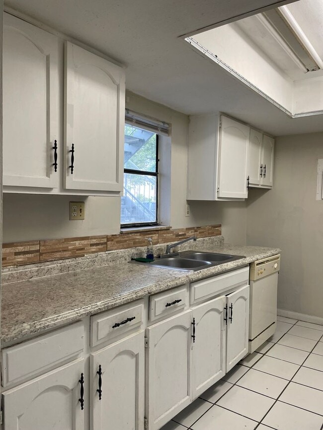 Building Photo - 1/2 Month Rent Free! 1 Bedroom Apartment