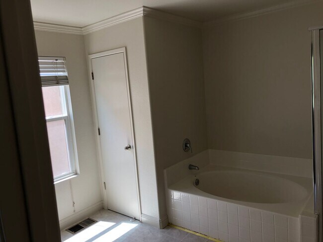 Building Photo - 3 bedroom 2 bath home for rent