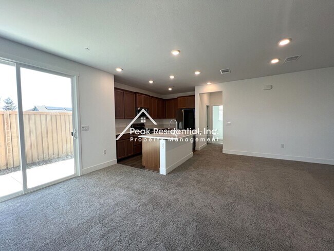 Building Photo - Newer 4bd/2.5ba Woodland Home with 2 Car G...
