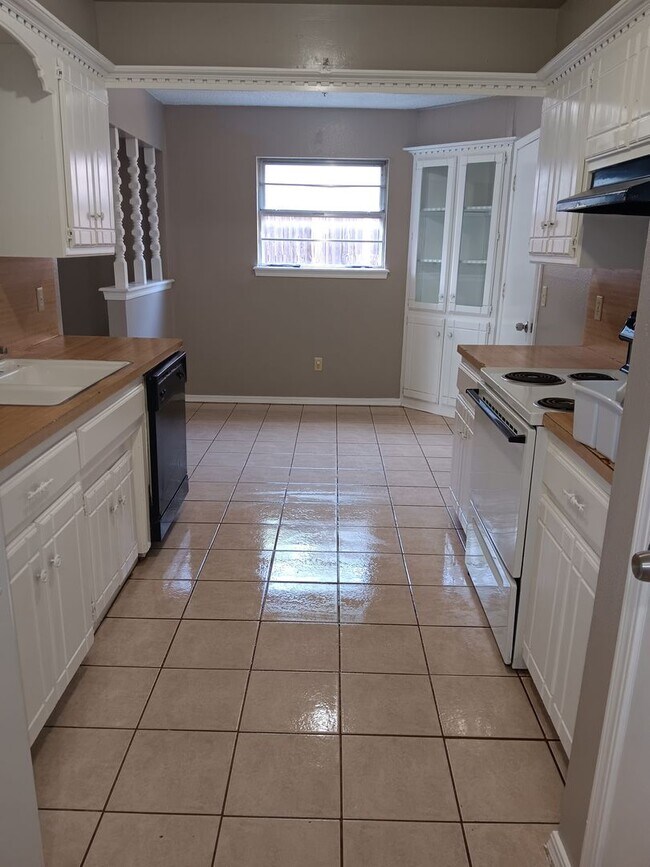 Foto del edificio - Spacious 5-Bedroom Home with Fresh Modern Updates in Midwest City