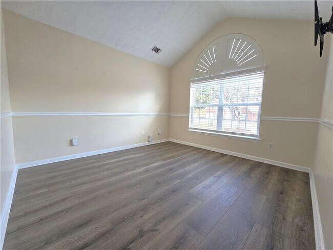 Foto del edificio - 4060 Crescent Walk Ln NE