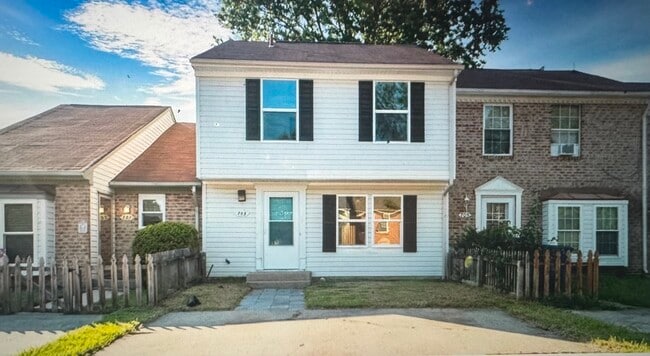 Building Photo - 703 Oak Hurst Ct