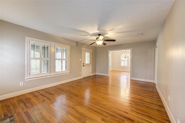 Building Photo - 2417 Elmen St