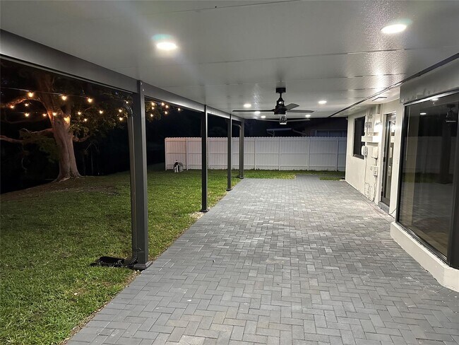 Foto del edificio - 400 Holloway Dr