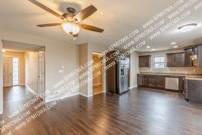 Building Photo - LARGE TWO-STORY TOWNHOME!! 4 Bedroom, 2.5 ...