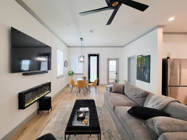 Foto del edificio - This 4-bedroom, 3-bathroom, two-story residence comes with a generous two-car attached garage. Re...