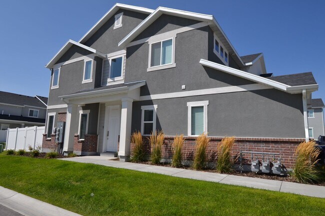 Building Photo - Gorgeous 4 Bed 3 Bath Townhouse in Riverton!