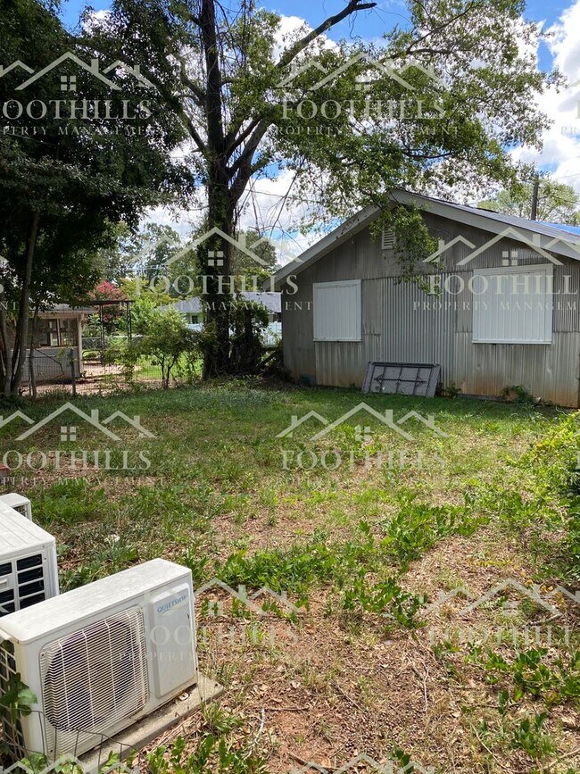 Building Photo - Charming 2 Bedroom/1 bath single family home