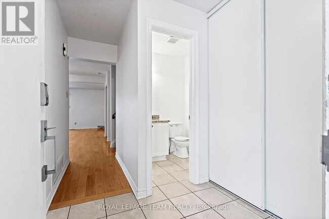 Building Photo - 2534 Southvale Crescent