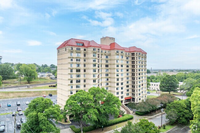 Building Photo - 1600 Park Cir