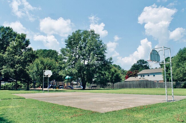 Foto del edificio - READY NOW!! 4-Bedroom Home in Lake Trant w/Attached Garage! Pet Friendly!