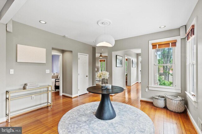 Foto del edificio - 5213 Cathedral Ave NW