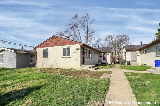 Building Photo - 2451 Hiawatha St