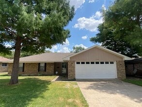 Building Photo - 2126 Southmoor Dr