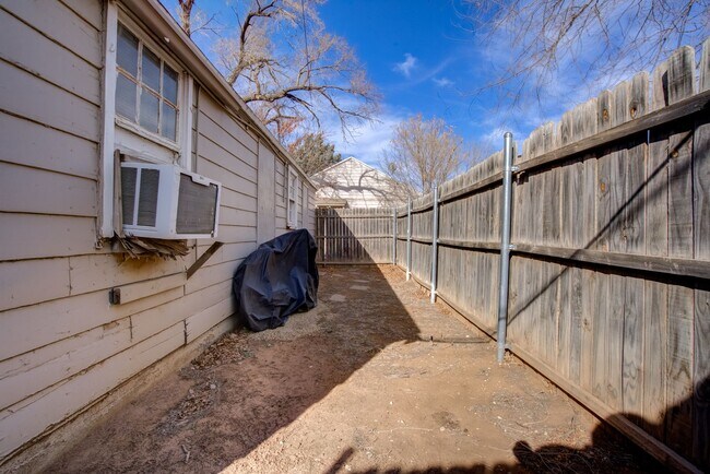 Building Photo - PRE-LEASING THIS COLLEGE PROPERTY---Cozy 1...
