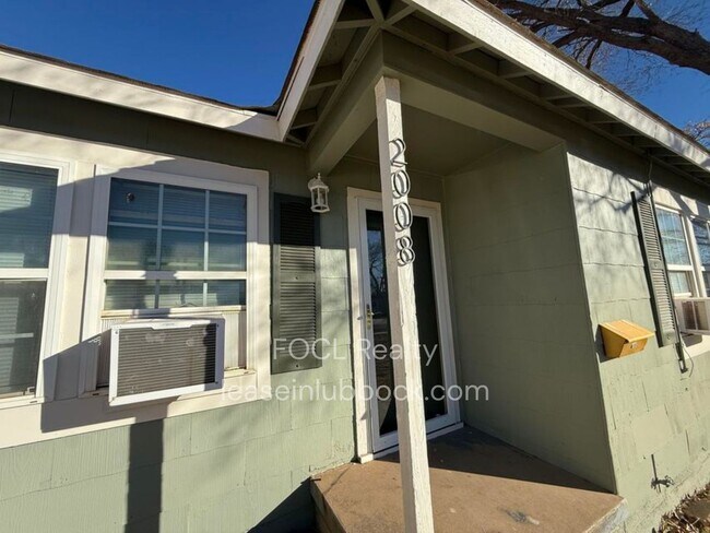 Foto del edificio - 2 bedroom, 1 bath - Large back yard