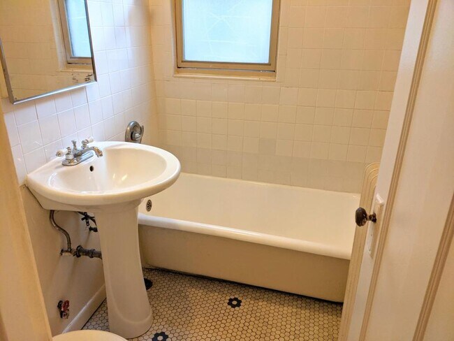 Building Photo - 0 bedroom in Chicago IL 60613