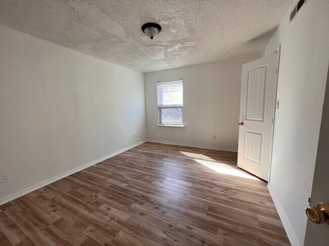 Building Photo - 508 Sinclair Dr
