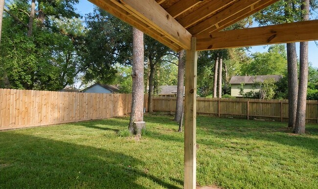 Amplio patio trasero con valla para mayor privacidad. - 3322 Crossman St