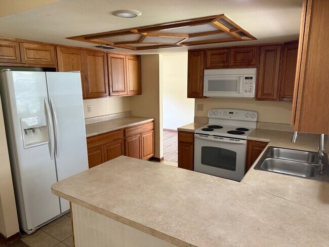 Foto del edificio - FiRST MONTHS RENT FREE 3/2/2 POOL HOME – 1...