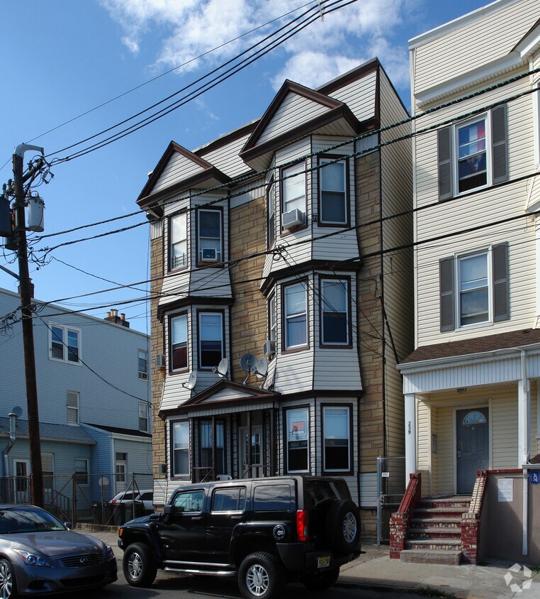 Building Photo - 237 Astor St