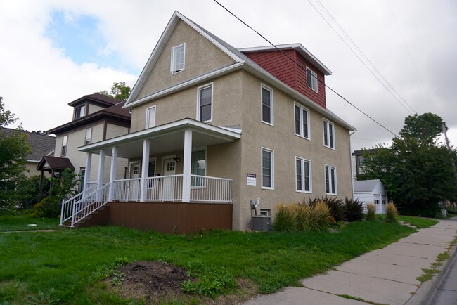 Foto del edificio - 1002 13th Ave SE