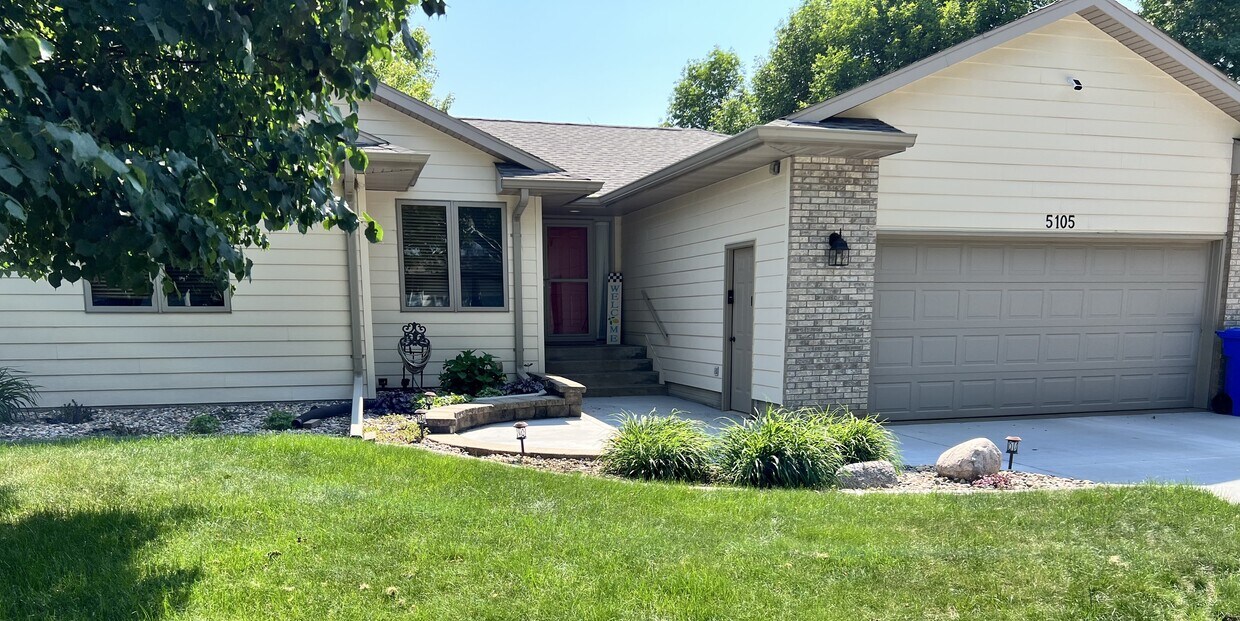 Primary Photo - 5105 E Fernwood Dr