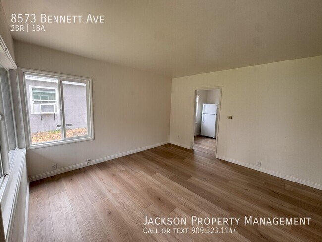 Foto del edificio - 8573 Bennett Ave