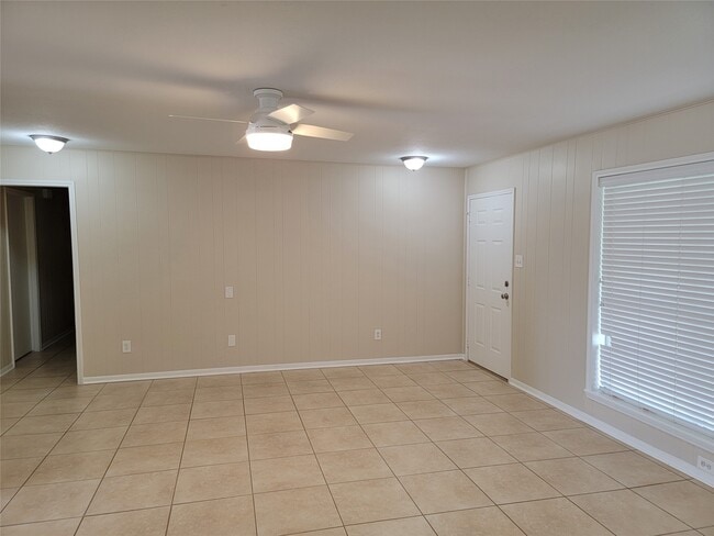 Building Photo - 713 Clubside Dr