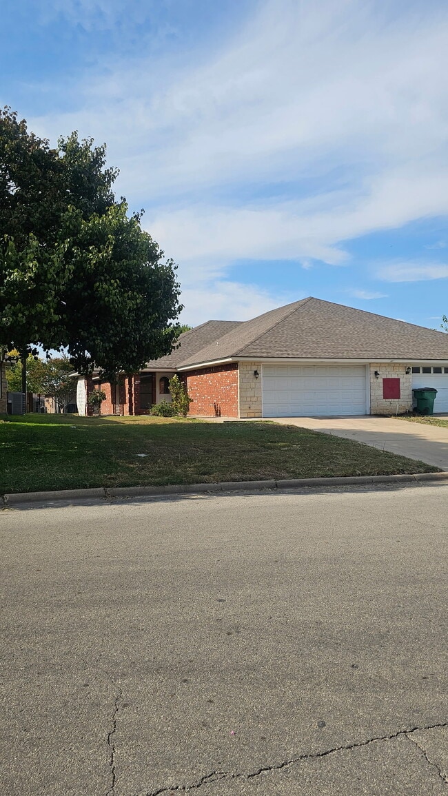 Building Photo - 203 Bluebonnet St