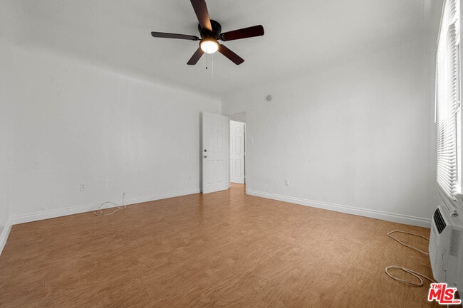 Foto del edificio - 1283 W 36th St