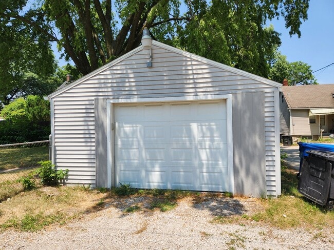 Building Photo - Single Family 3 bedroom 1.5 bath in Moline