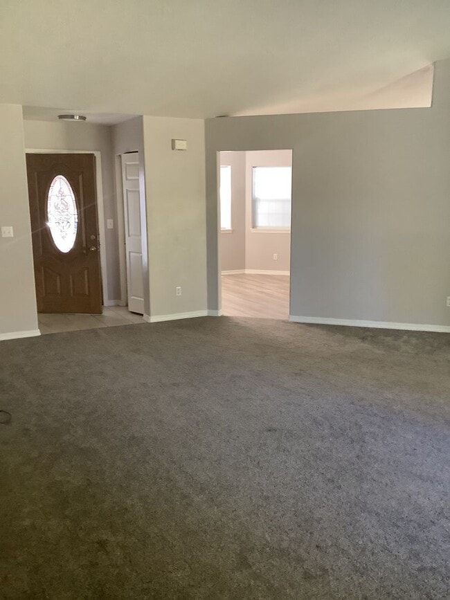 Building Photo - Beautiful 3 bedroom/2 bath