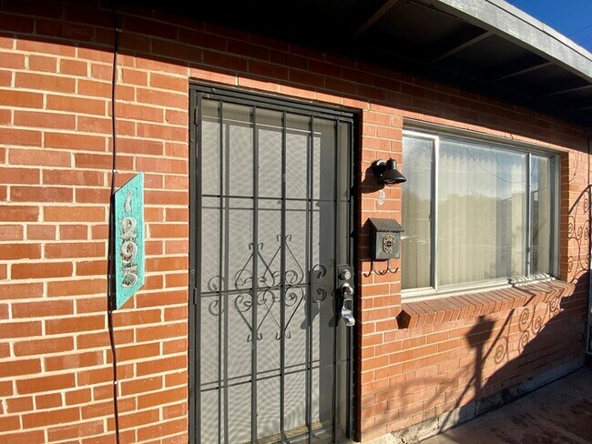 Foto del edificio - Corner Single Level 2 Bedroom Newly Renova...