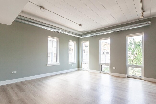 Building Photo - 941 W Belmont Ave